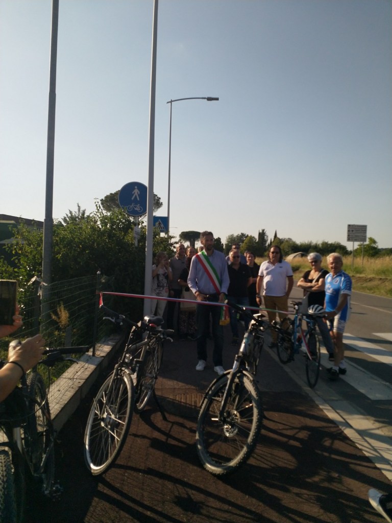 Taglio del nastro per il nuovo tratto della pista ciclo-pedonale fra la zona industriale e Lucignano d’Arbia