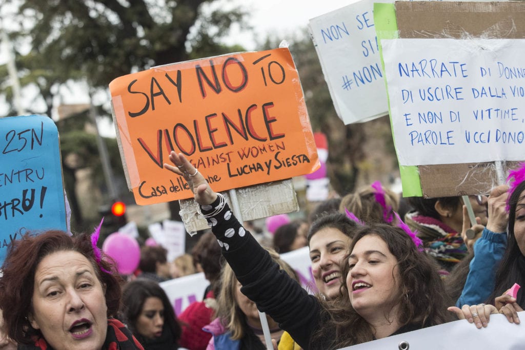 Giornata internazionale delle donne, l’Ue adotta sanzioni contro le violenze sessuali e di genere