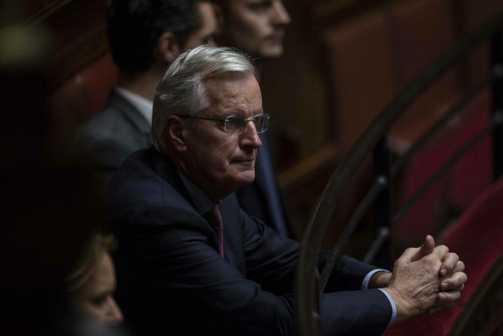 È caduto il governo francese. Le Pen: “Presto alla guida del Paese”