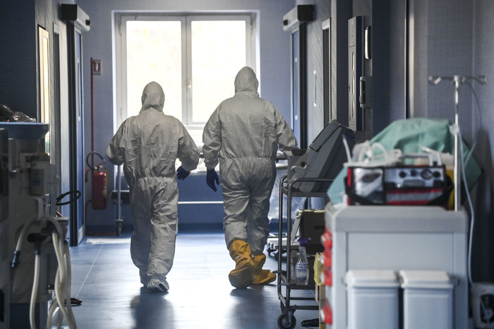 Covid, 67.152 nuovi casi e 334 decessi: ricoveri diminuiscono in ogni area
