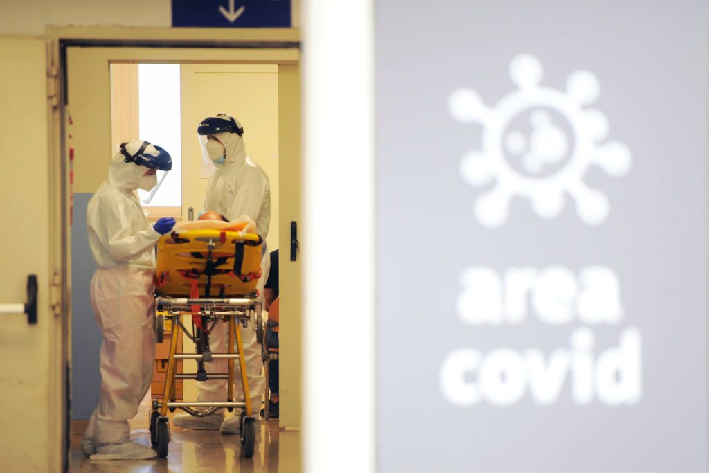Covid, il primo bollettino settimanale registra 166.824 casi e 496 morti