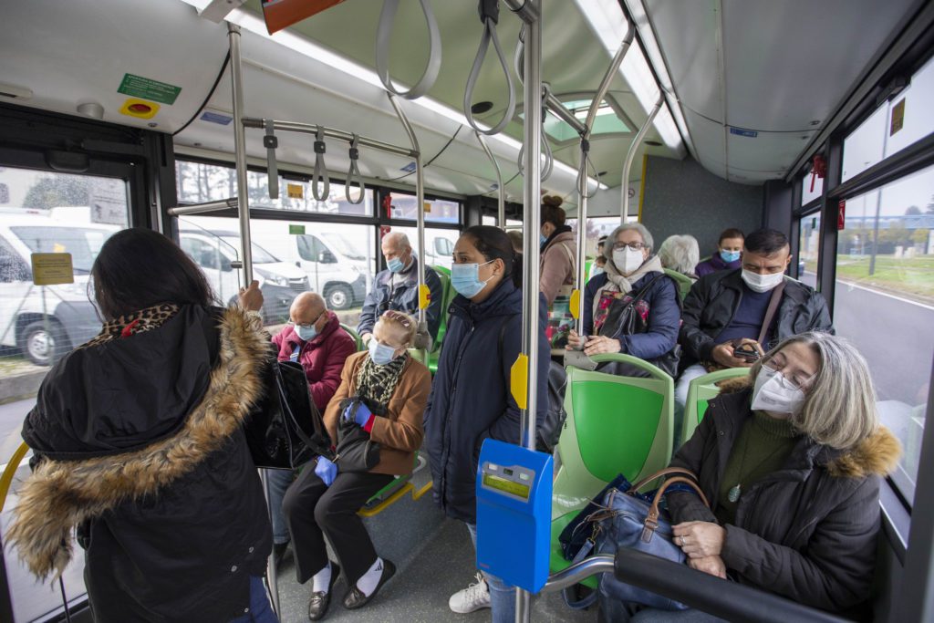 Arriva il bonus trasporti: sconti fino a 60 euro su bus e treni. Ecco come richiederlo