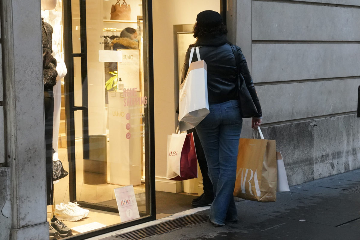 Draghi firma il Dpcm: ecco i negozi in cui non servirà il green pass
