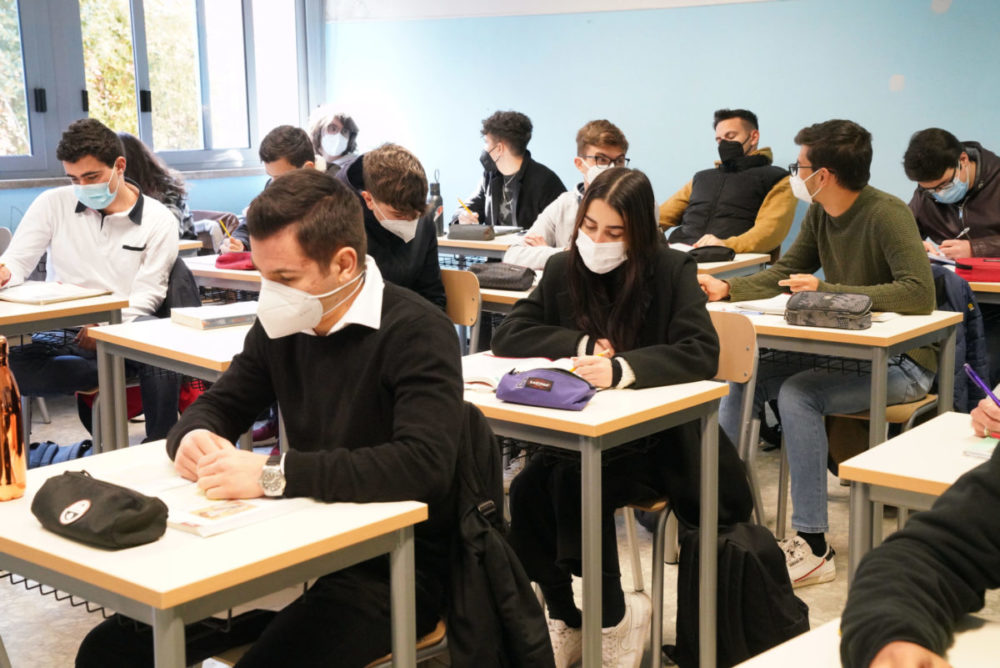 Scuola, otto alunni su dieci in aula ma 30% delle classi tra Dad e Ddi