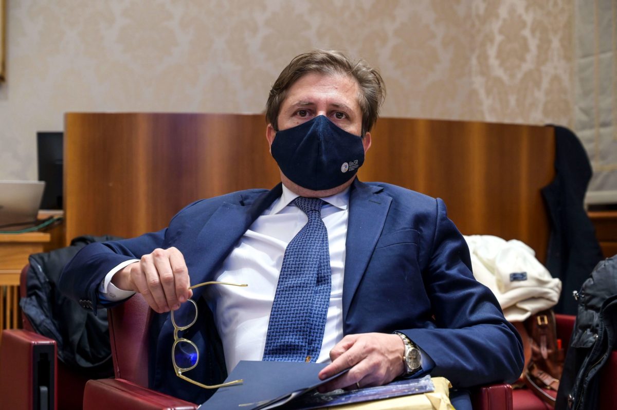 Sileri: “Terremo le mascherine ancora per un po’. Green pass non sarà rimosso a breve”