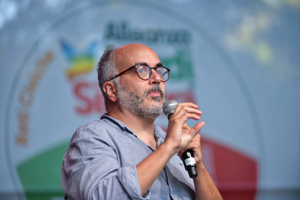 “Cialtrone” e “Lurido” a Valditara: sospeso da scuola il prof. Raimo, studenti in protesta