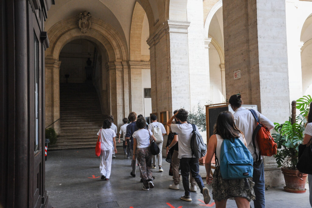D’Annunzio ‘estetista’ e Moro rapito da Cosa Nostra: gli ‘strafalcioni’ della Maturità 2025