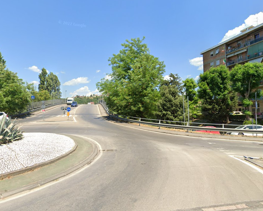 Poggibonsi, asfaltatura in notturna per la rotatoria del ponte Nenni