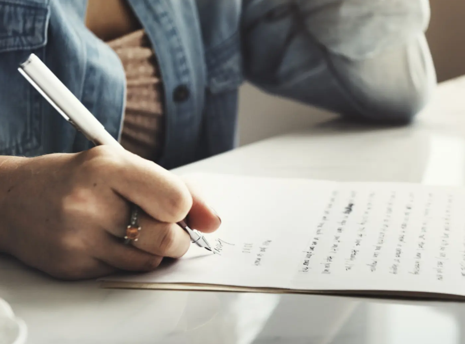 La scrittura a mano rischia di scomparire, l’appello dell’Accademia della Crusca: è fondamentale per lo sviluppo cognitivo