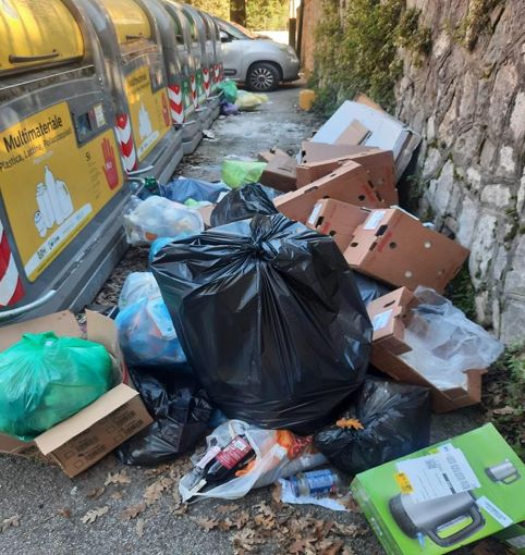 Rifiuti, fontanelli, parchi: per il centrosinistra a Colle non c'è decoro