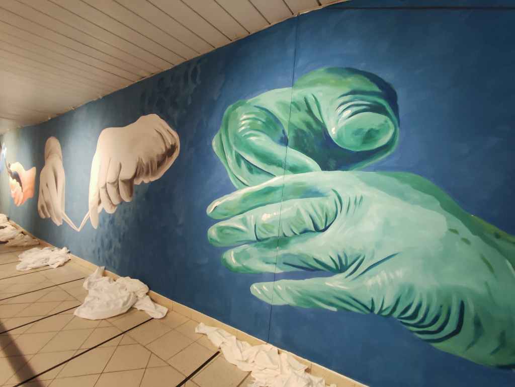 Le mani della sanità protagoniste del nuovo murale dell’ospedale di Campostaggia