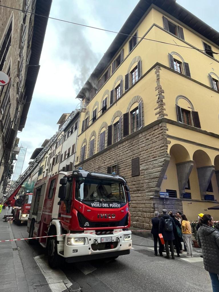 Incendio in via Maggio, strada chiusa