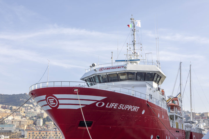 La nave Life support con 140 migranti è arrivata nel porto di Livorno