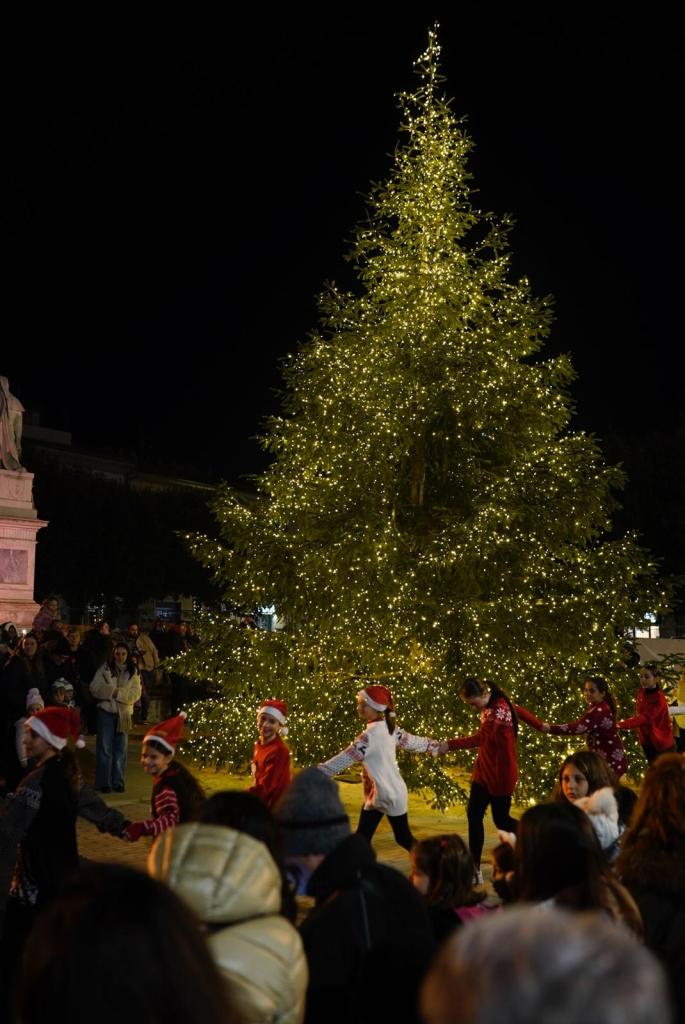 Partenza con la piazza strapiena di persone per 