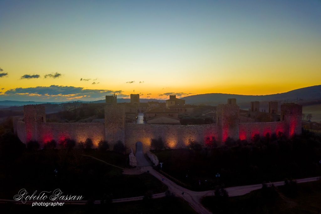 Monteriggioni, conclusa l’operazione di efficientamento energetico e riqualificazione dell’illuminazione delle mura