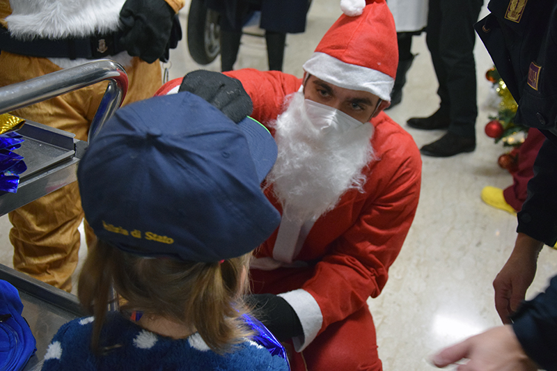 Doni della Polizia  per i piccoli pazienti dell'Aou Senese