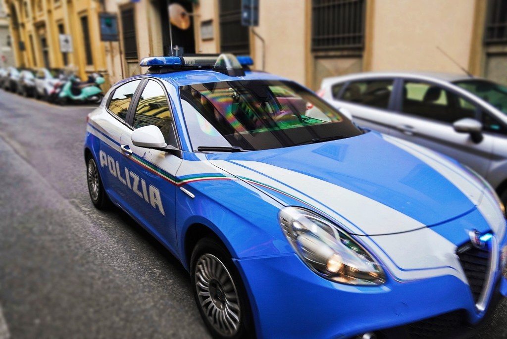 Scoperti 13 kg di hashish nei doppifondi di un’auto: la Polizia di Stato arresta due presunti corrieri della droga