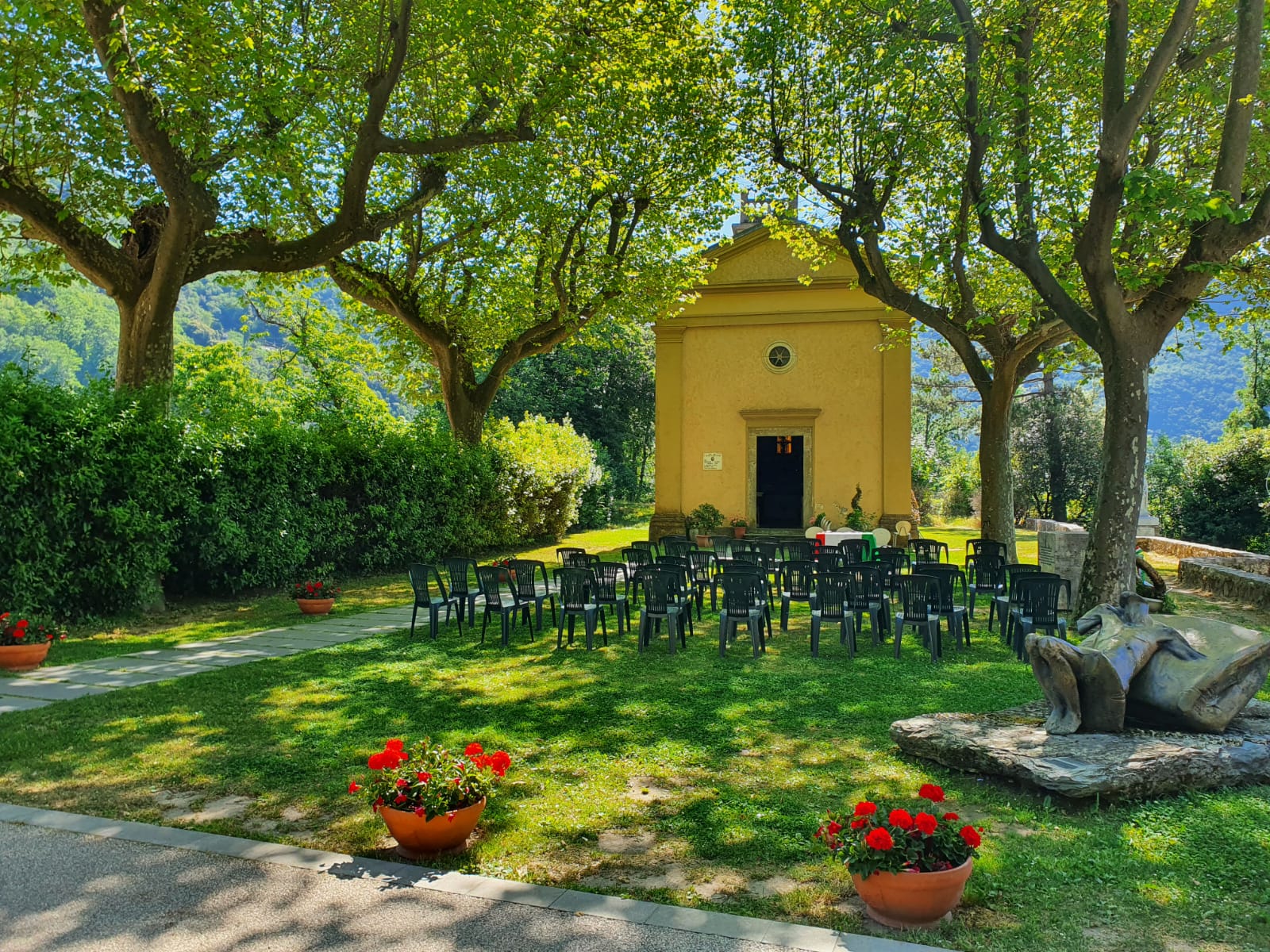 Strage di Stazzema, le celebrazioni per il 79° anniversario: un fiore per i martiri di Sant’Anna