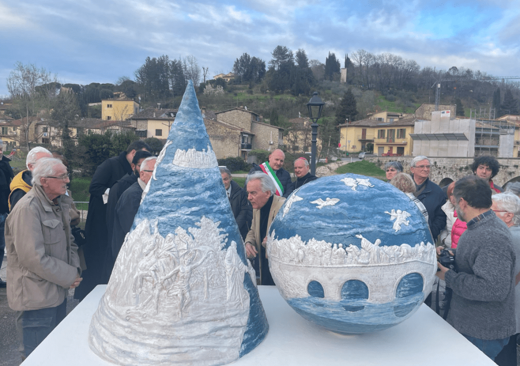 Scultura dedicata a San Giovanni Gualberto decora la piazza di Sambuca