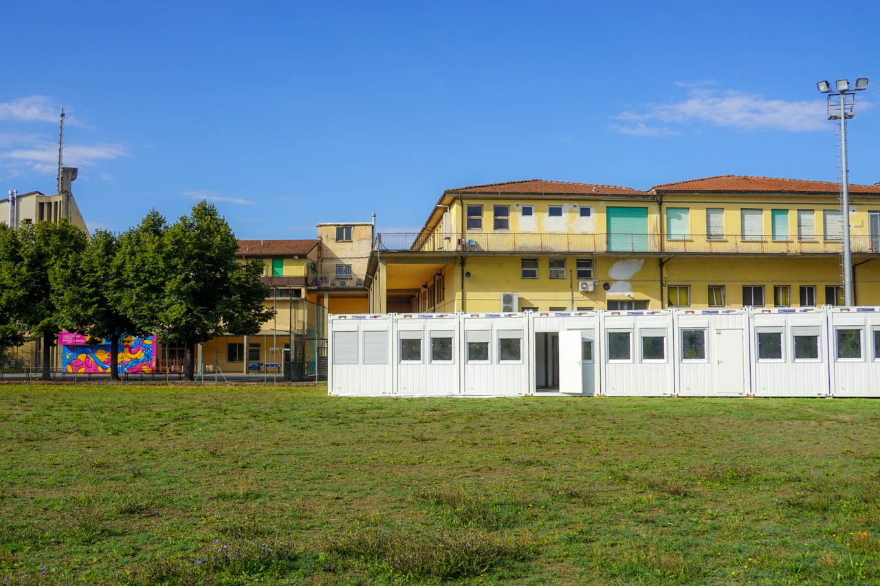Per un anno studenti nei container