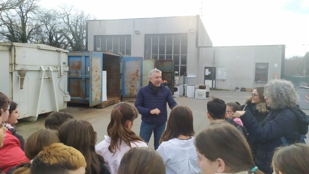 A scuola con Ri-Creazione, gli studenti di Colle conoscono il mondo dei rifiuti tra laboratori e lezioni