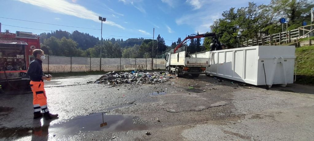 Incendio camion dei rifiuti: attenzione alle ceneri non spente