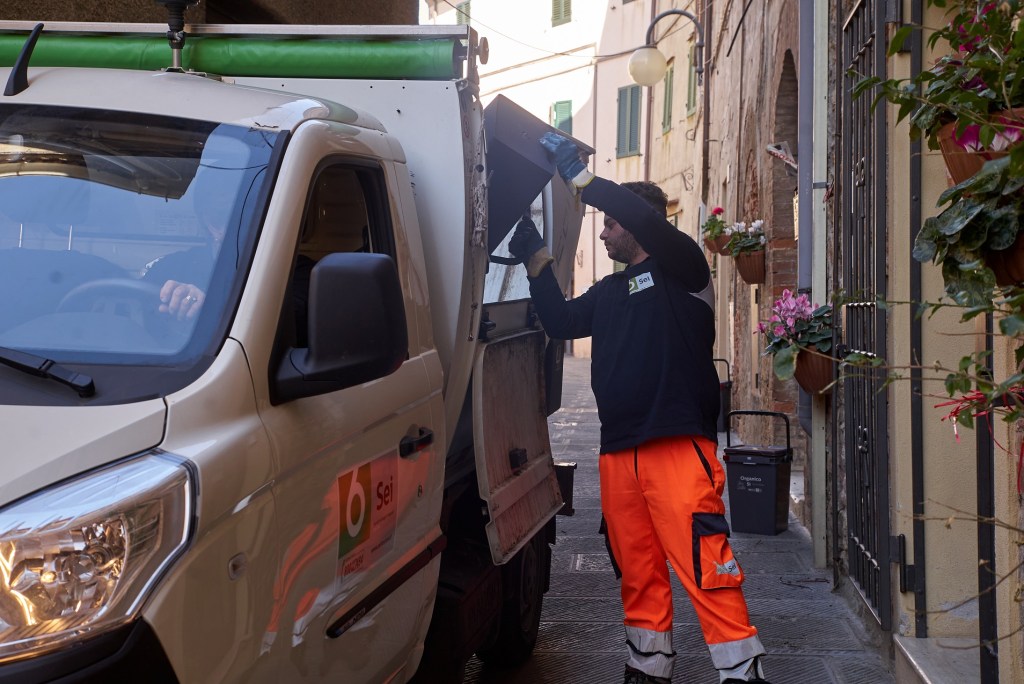 “Rifiuta le cattive abitudini”: a Colle la campagna di Sei Toscana contro l'abbandono dei rifiuti