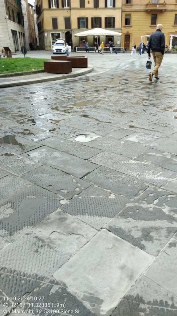 Siena, piccolo incendio durante raccolta rifiuti, intervento tempestivo