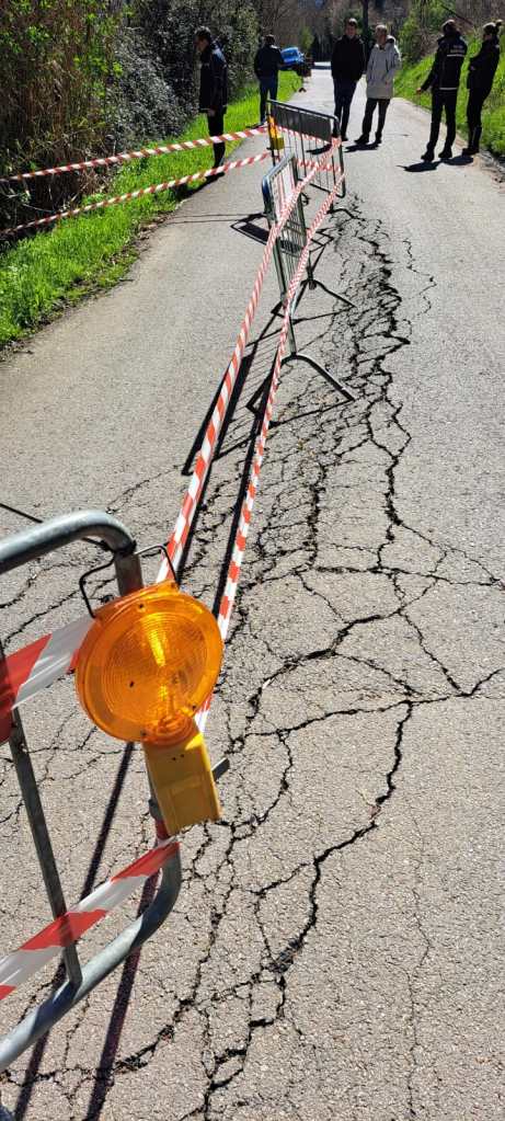 Strada Valcanoro, un tratto danneggiato dal maltempo. Oggi intervento urgente di messa in sicurezza