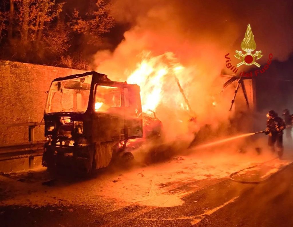 A fuoco camion sulla A1, tratto chiuso e code anche stamani