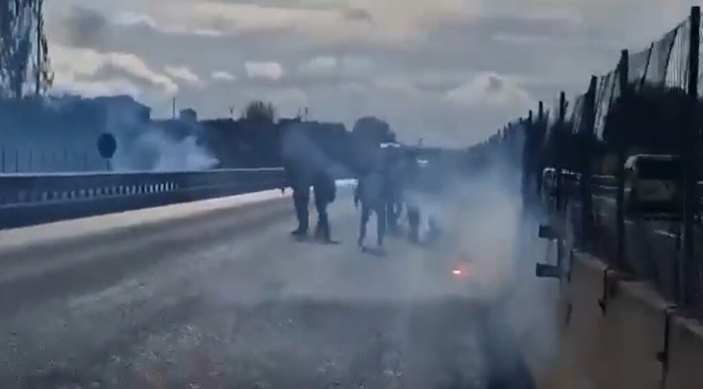 VIDEO, Scontri in autostrada tra ultras romanisti e napoletani
