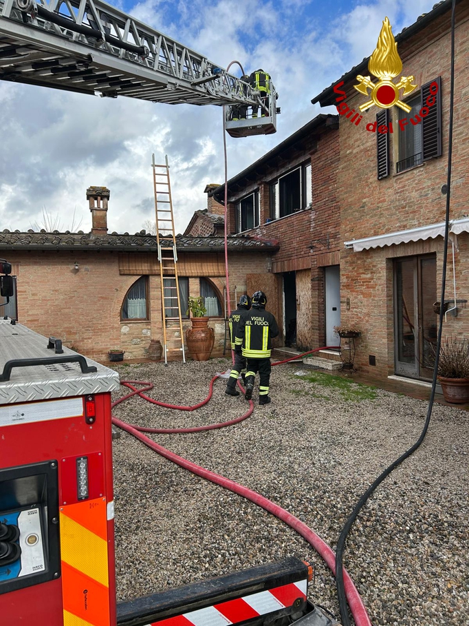 Incendio a Sovicille: a fuoco il tetto di una casa