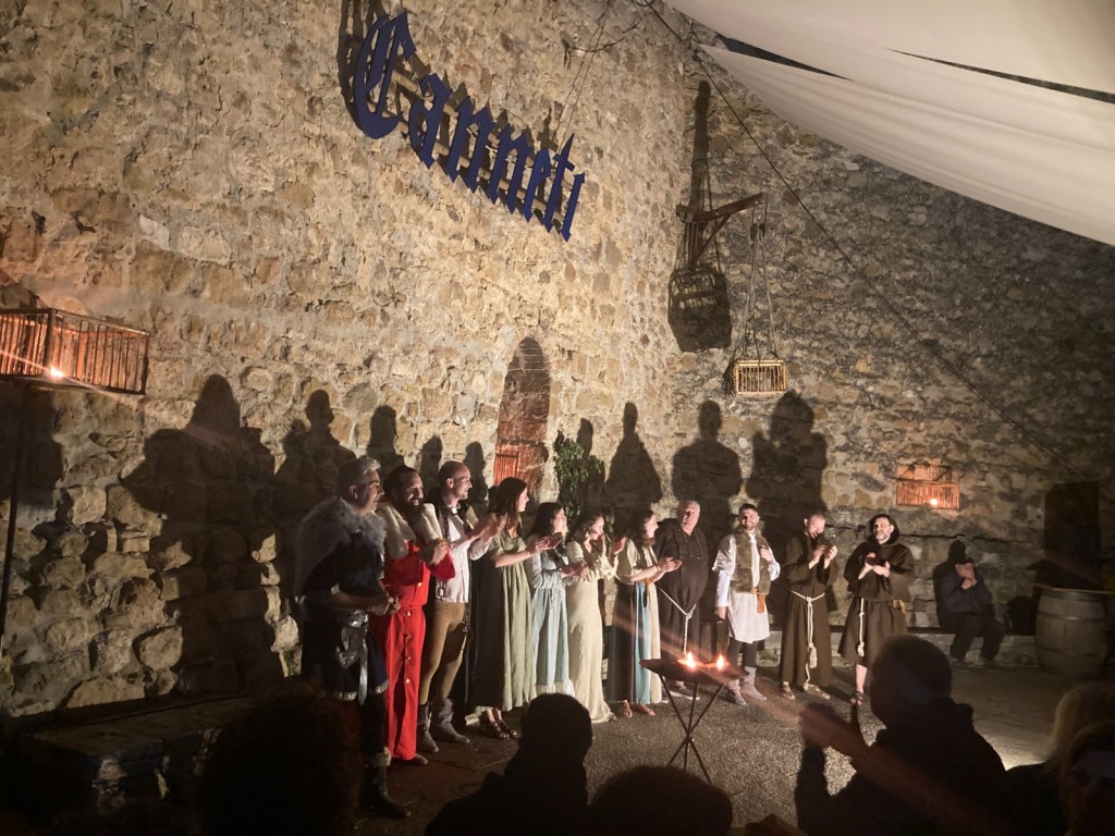Val d'Orcia, il Medioevo raddoppia: trekking urbano e cena medievale con commedia a Il Bianco e l’Azzurro