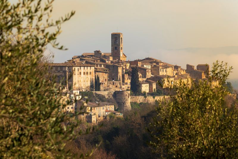 Colle di Val d&rsquo;Elsa intervento urgente alla rete fognaria in Piazza Scala