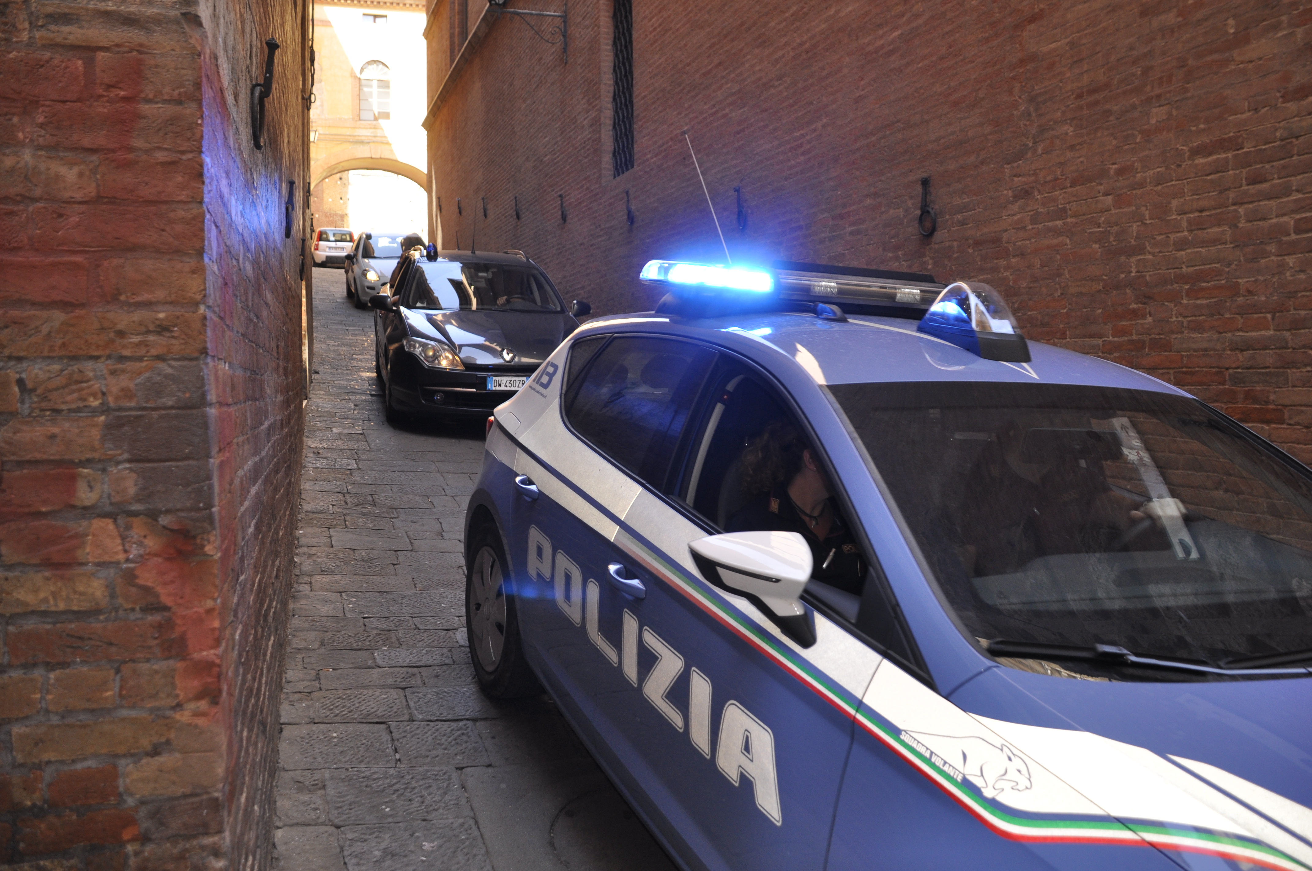 Siena, controlli antidroga della Polizia nelle aree di parcheggio dei bus