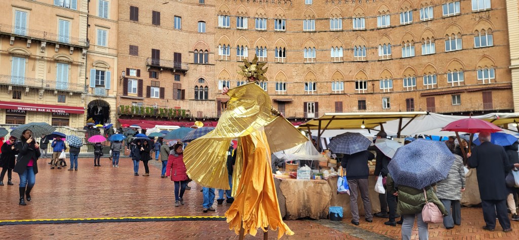 Siena, Mercato del Campo, il Natale oltre la pioggia