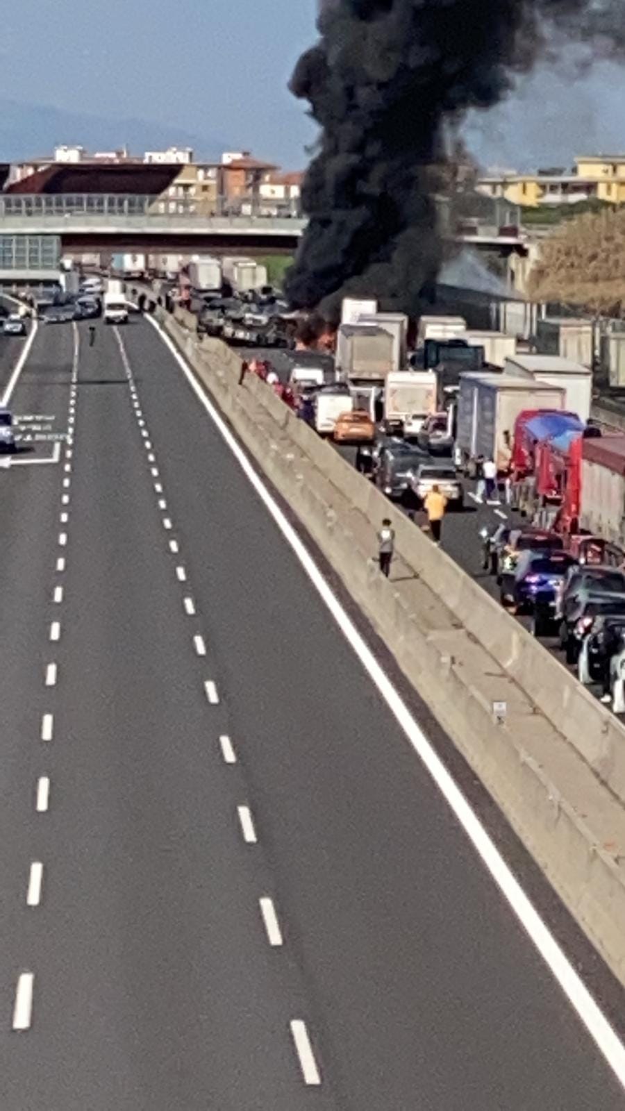 Drammatico incidente sull'A1: due morti. Un tir si ribalta e prende fuoco. Autostrada chiusa - il video -