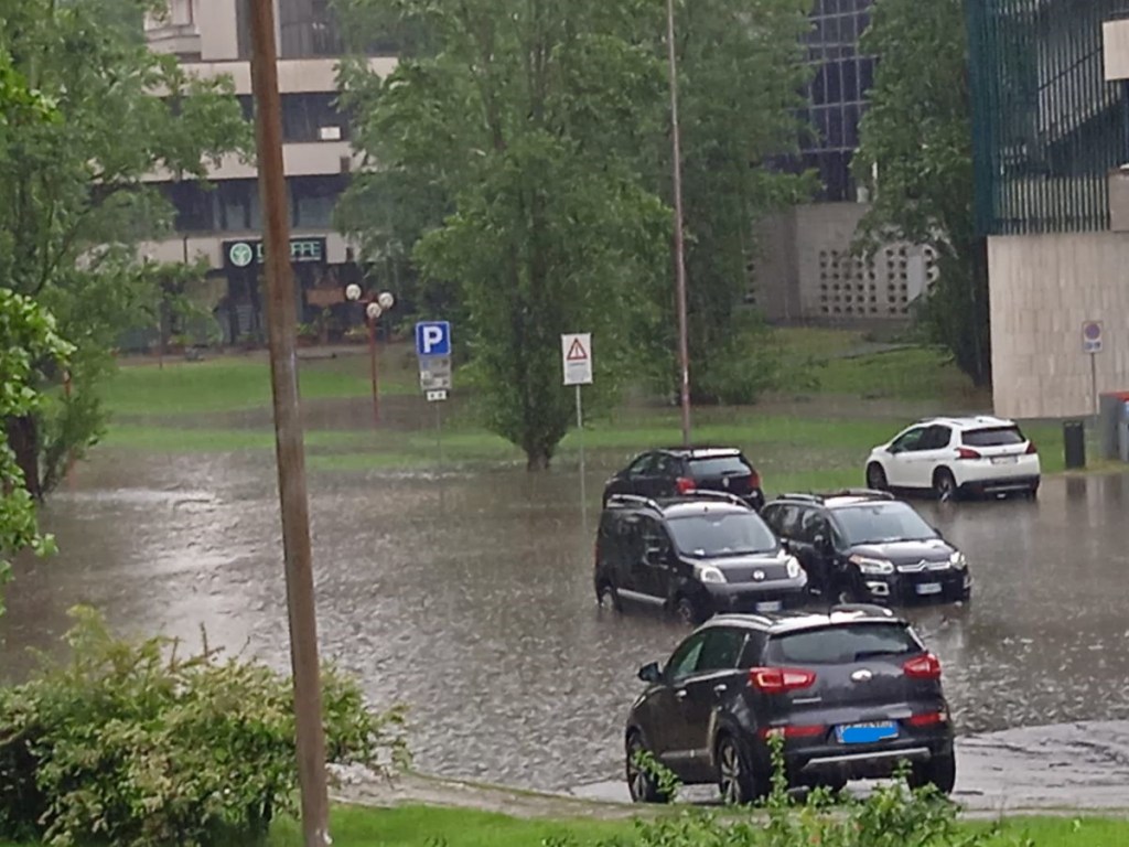 Violento nubifragio su Poggibonsi, acqua e grandine allagano la città