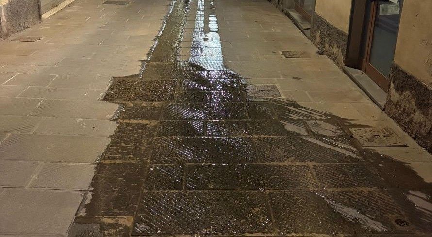Grossa perdita d’acqua nel centro storico di Poggibonsi: le immagini