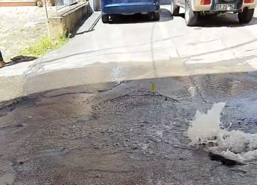 Poggibonsi, via Piave ancora sott&rsquo;acqua: "Fiumi" verso l&rsquo;ex mulino, &egrave; l&rsquo;ennesimo guasto