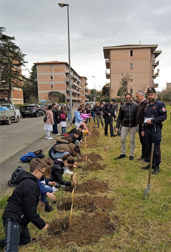 Alunni della Calamandrei piantano 33 alberi
