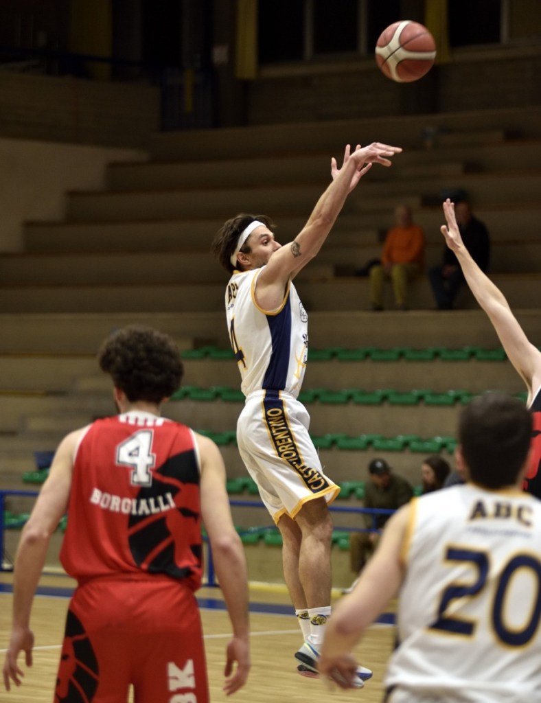 Il saluto dell’Abc Castelfiorentino all’esterno senese Alessandro Nepi
