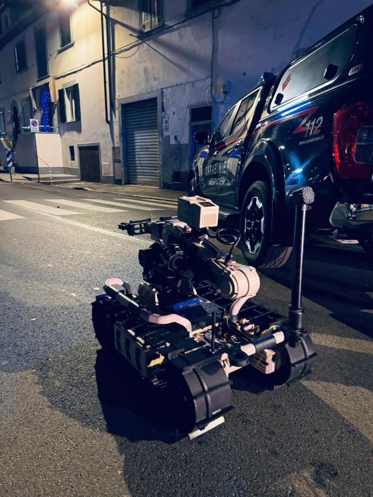 Allarme bomba, artificieri in via de' Vanni a Firenze