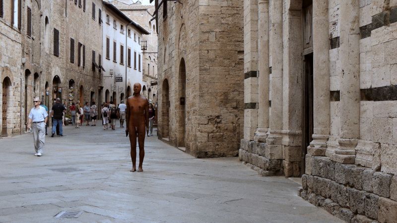 San Gimignano celebra l&rsquo;arte contemporanea di Antony Gormley