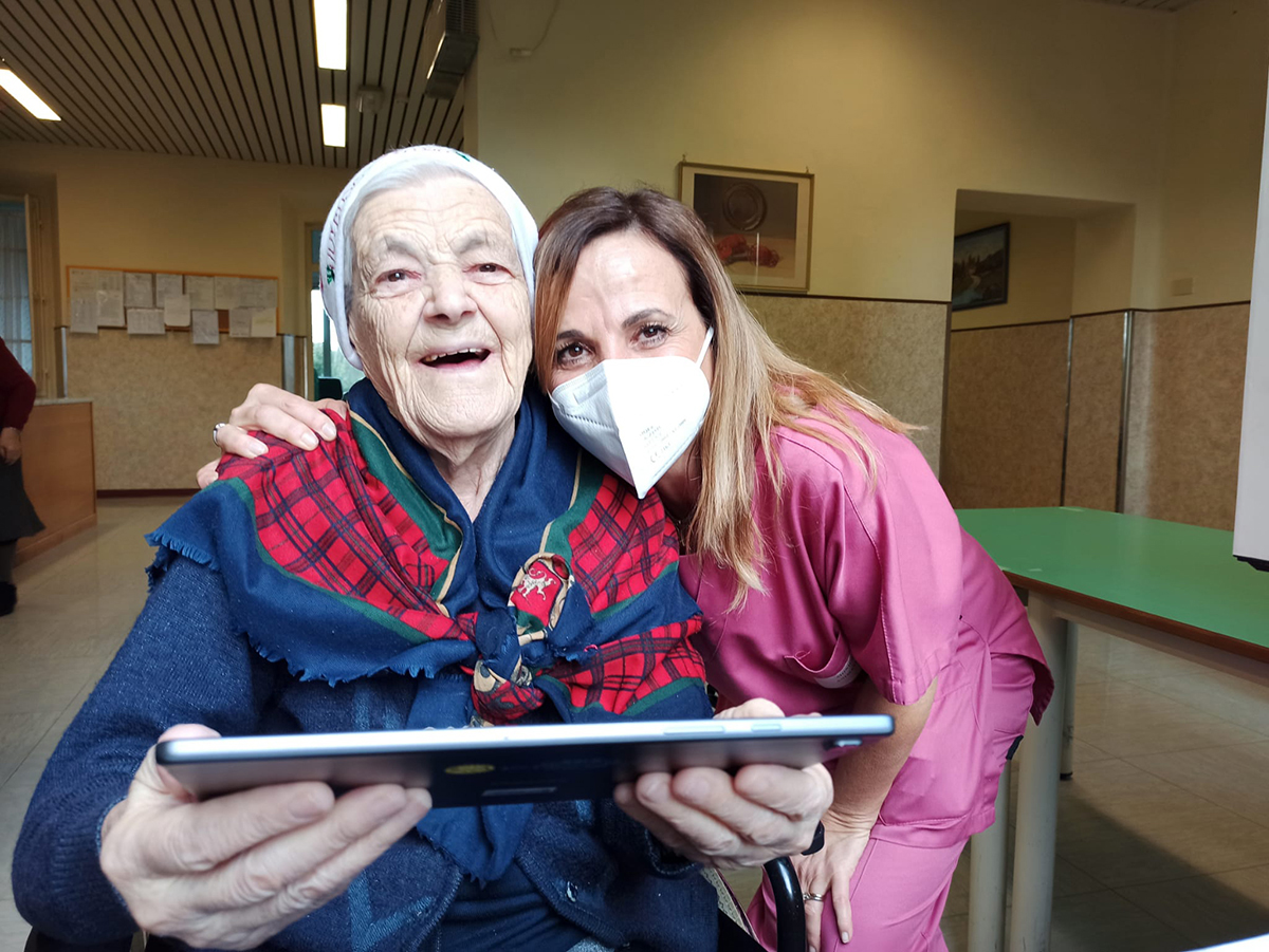 Abbraccio digitale: con un tablet gli ospiti delle Rsa non sono soli e parlano con le famiglie