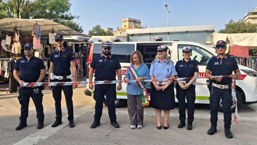Debutta l'ufficio mobile della polizia locale di Poggibonsi: al via dal mercato del marted&igrave;