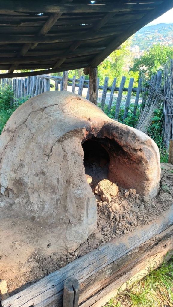 Vandali al lavoro il 1° Maggio: nuovamente distrutto il forno dell'Archeodromo