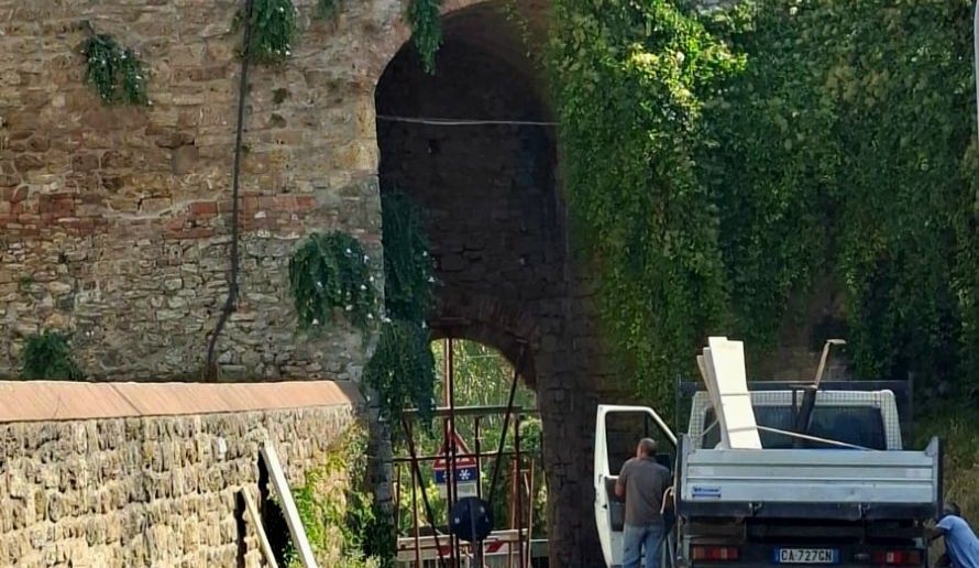 Staggia, iniziati i lavori all'arco in via dello Spedale