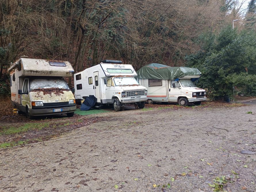 Acqua e corrente gratis con colonnine fuori uso: l&rsquo;area sosta del Vallone tra stanziali e abbandono