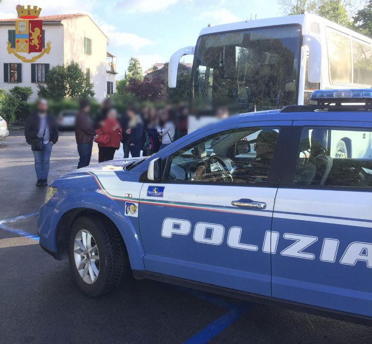 L’autista del bus non ha la patente e la gita parte in ritardo, ma in sicurezza